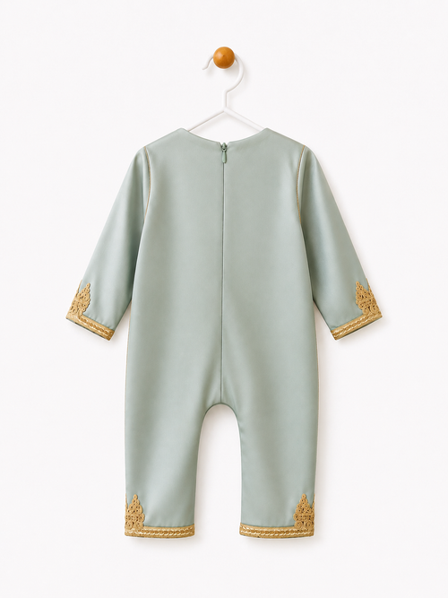 Grenouillère Caftan en satin italien - Vert sauge brodé en doré